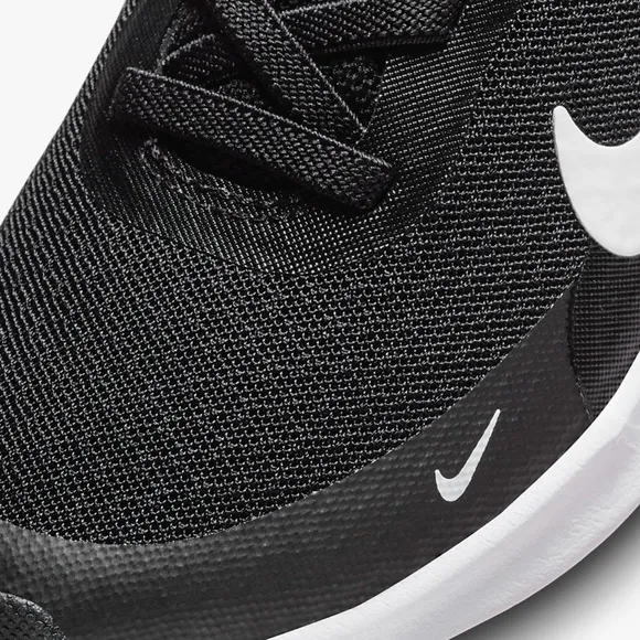 Nike Revolution 7 NEW IN BOX black and white childrens size 9