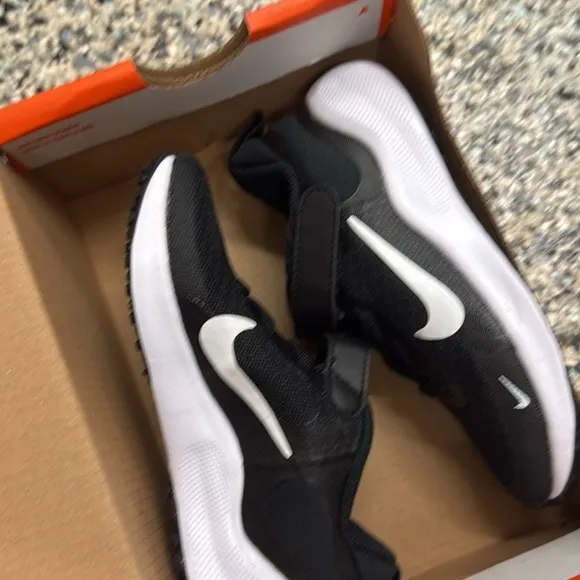 Nike Revolution 7 NEW IN BOX black and white childrens size 9