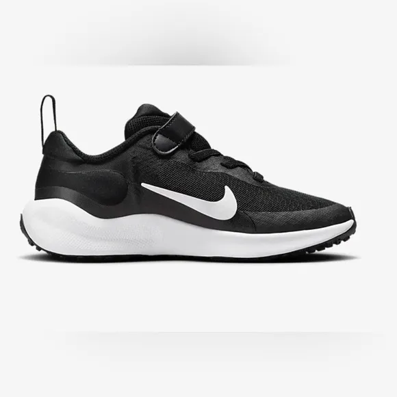 Nike Revolution 7 NEW IN BOX black and white childrens size 9