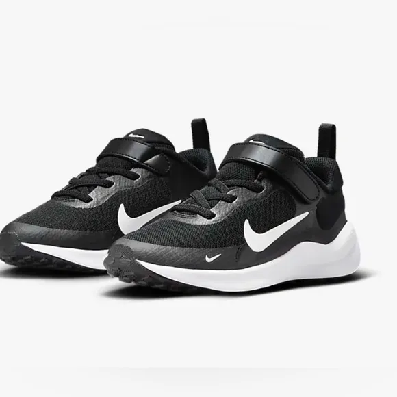 Nike Revolution 7 NEW IN BOX black and white childrens size 9