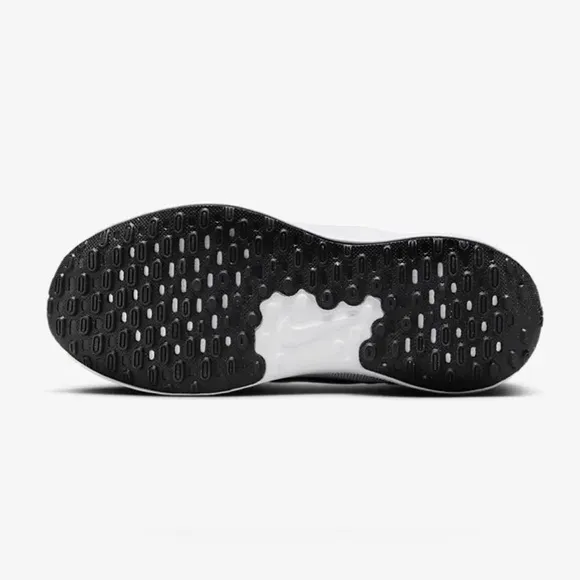 Nike Revolution 7 NEW IN BOX black and white childrens size 9