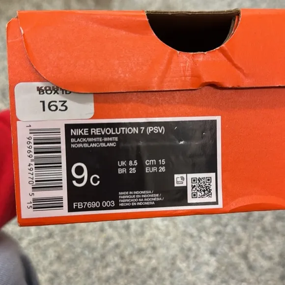 Nike Revolution 7 NEW IN BOX black and white childrens size 9