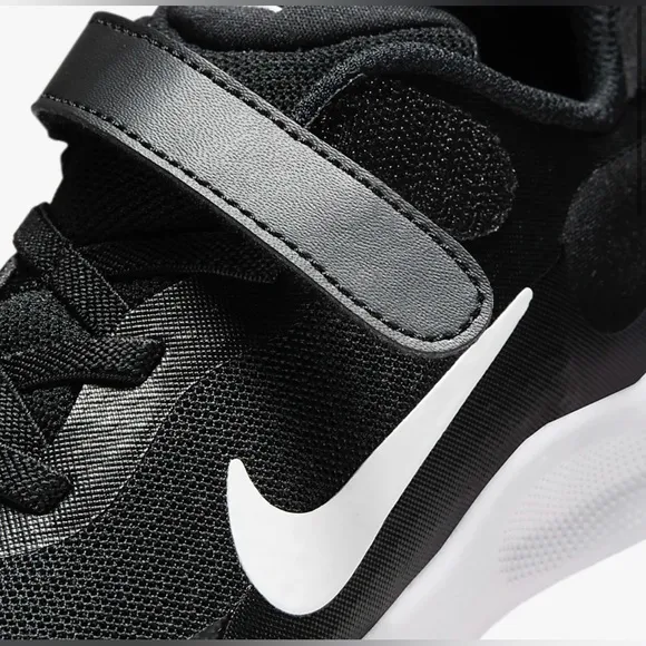 Nike Revolution 7 NEW IN BOX black and white childrens size 9