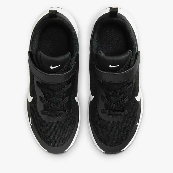 Nike Revolution 7 NEW IN BOX black and white childrens size 9