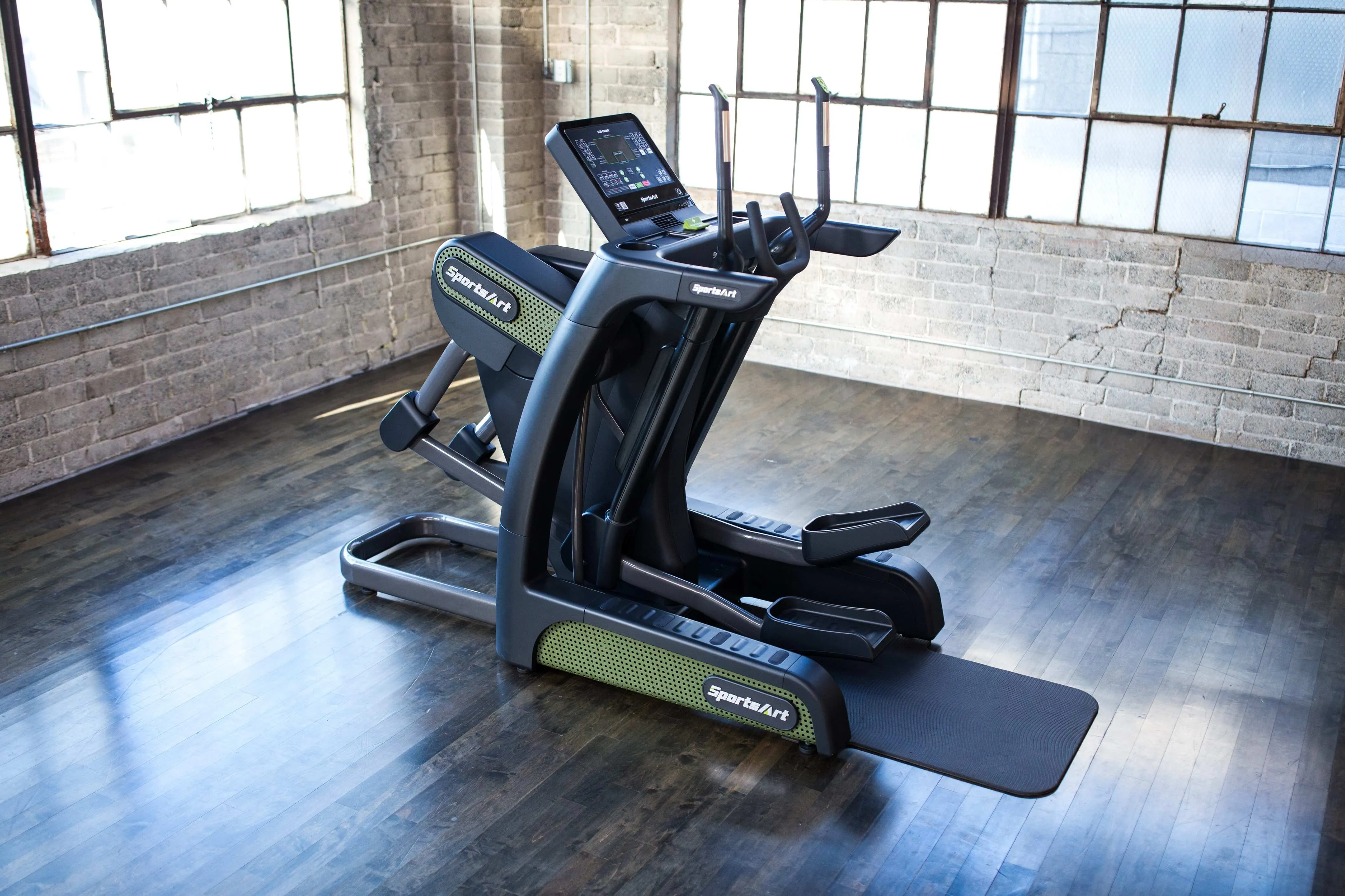 SportsArt Verso Status Eco-Powr Cross Trainer G886-1